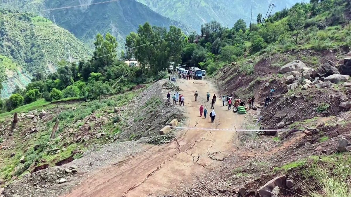 Landslide disrupts traffic on Ramban-Gool road in Pernote