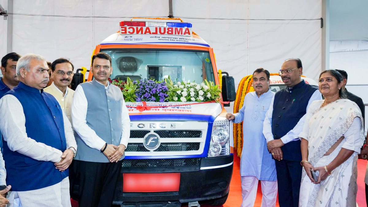 Maharashtra CM Fadnavis and Gadkari distribute donations and healthcare equipment in Nagpur