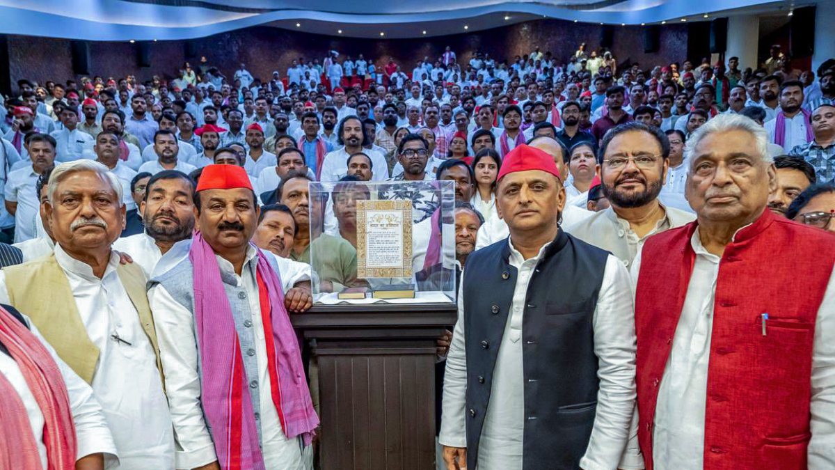 Akhilesh Yadav with party members at Samvidhan Manstambh event