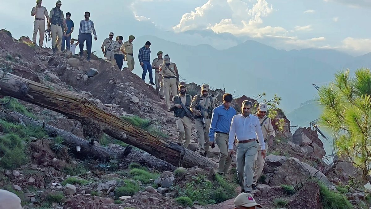 Ramban DC and SSP assess landslide damage, review restoration works