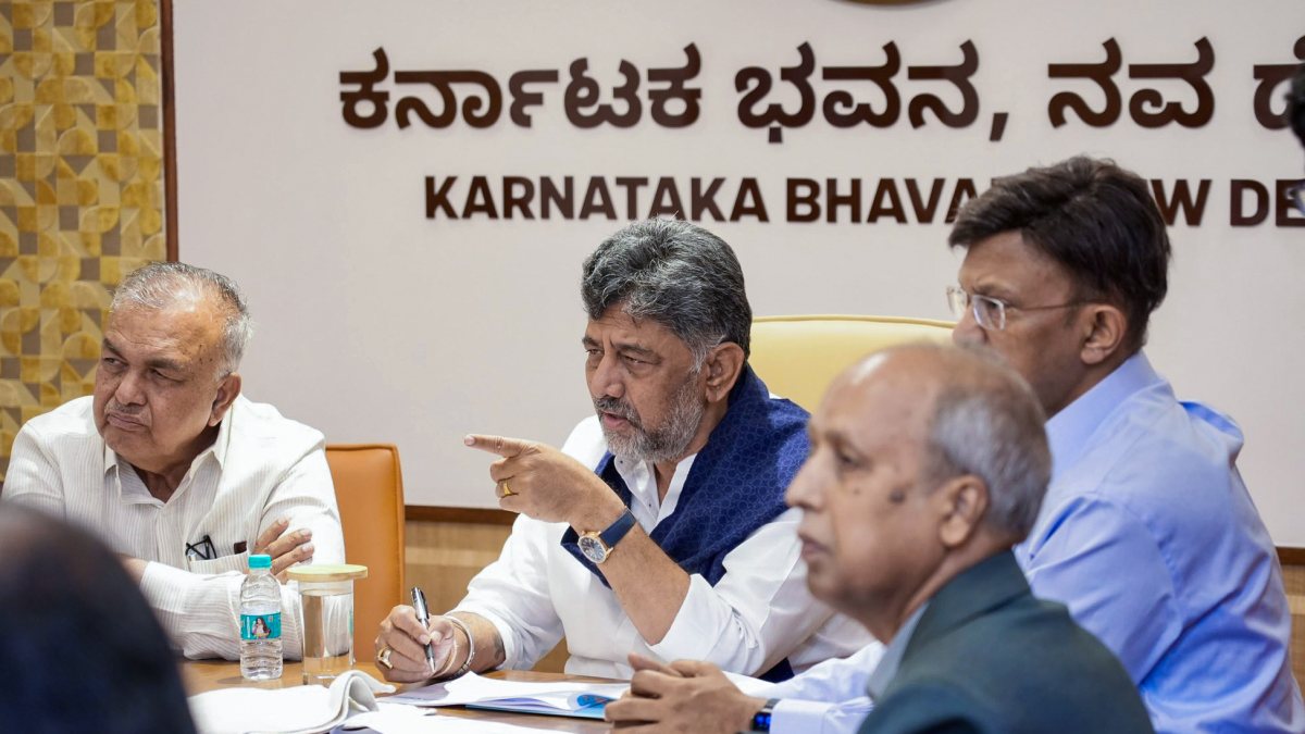 Karnataka CM Shivakumar reviews Mekedatu and Mahadayi projects in Delhi