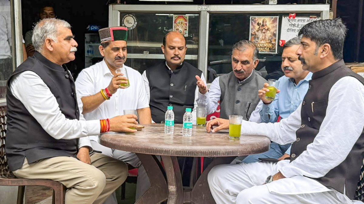 Himachal CM Sukhu enjoys soda at Kangra dhaba with party leaders