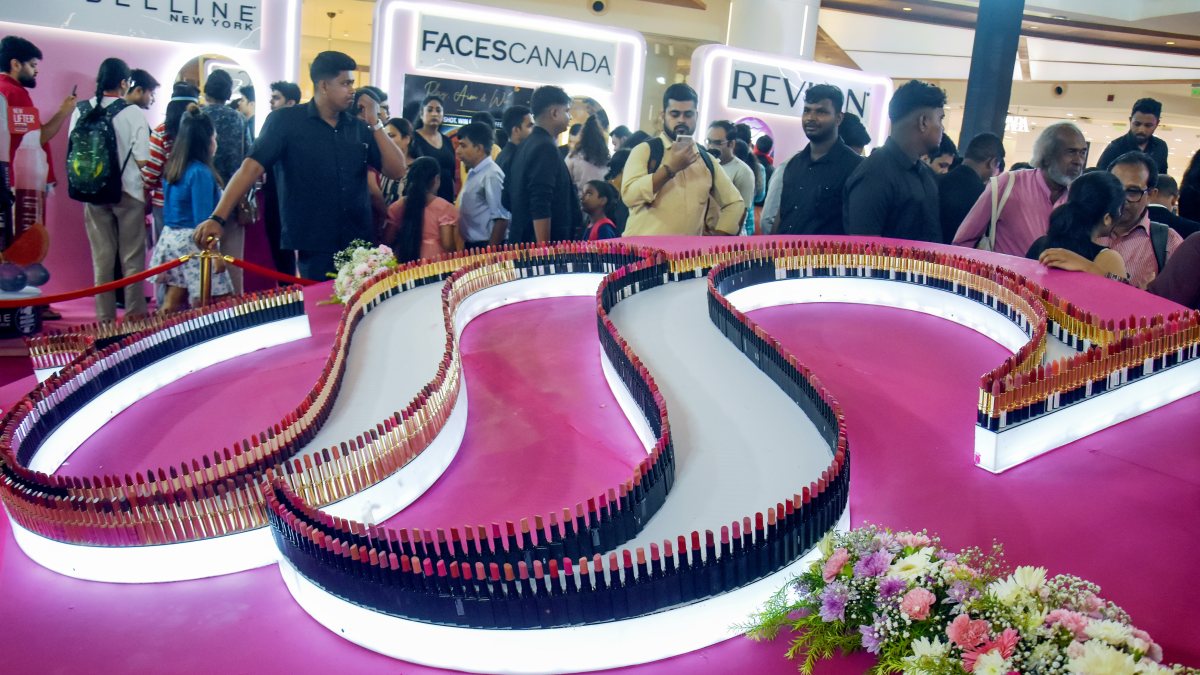 Shoppers Stop's longest lipstick line sets Guinness record in Kolkata