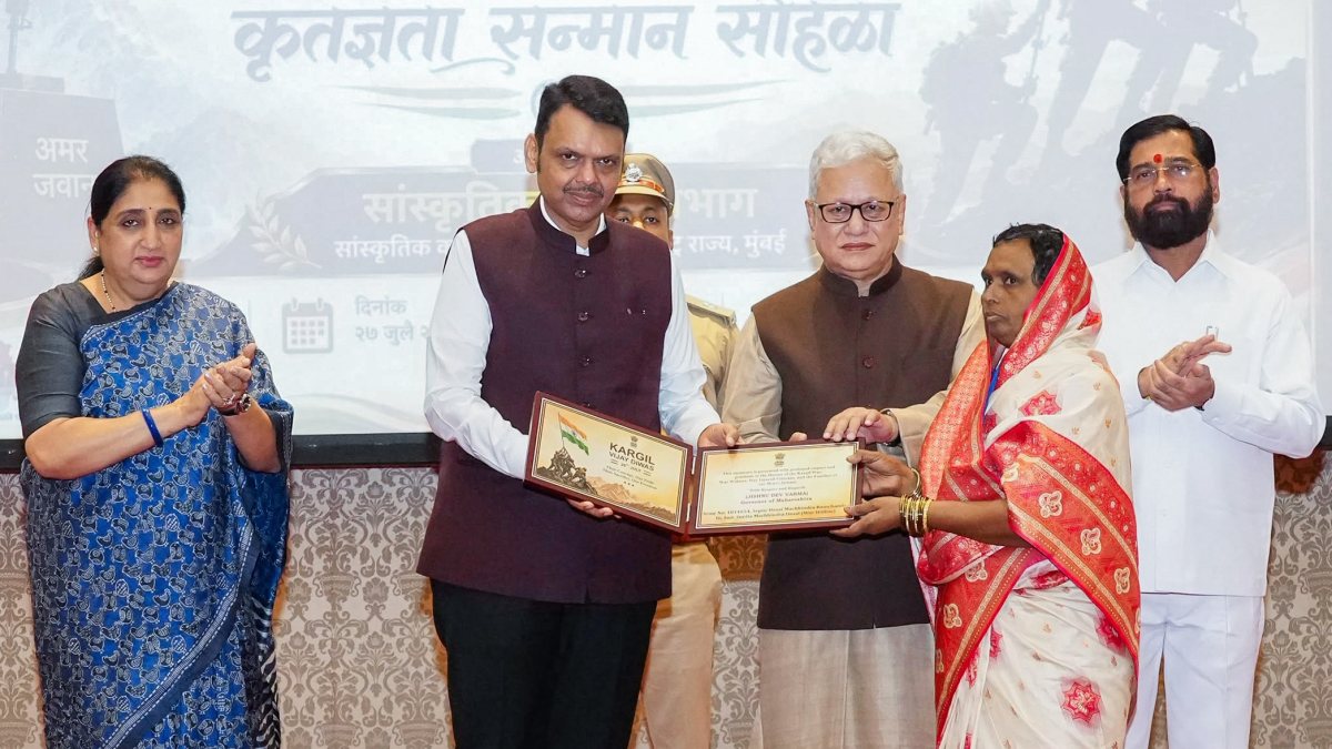 Maharashtra Governor, CM honour Kargil martyr's wife at Mumbai event