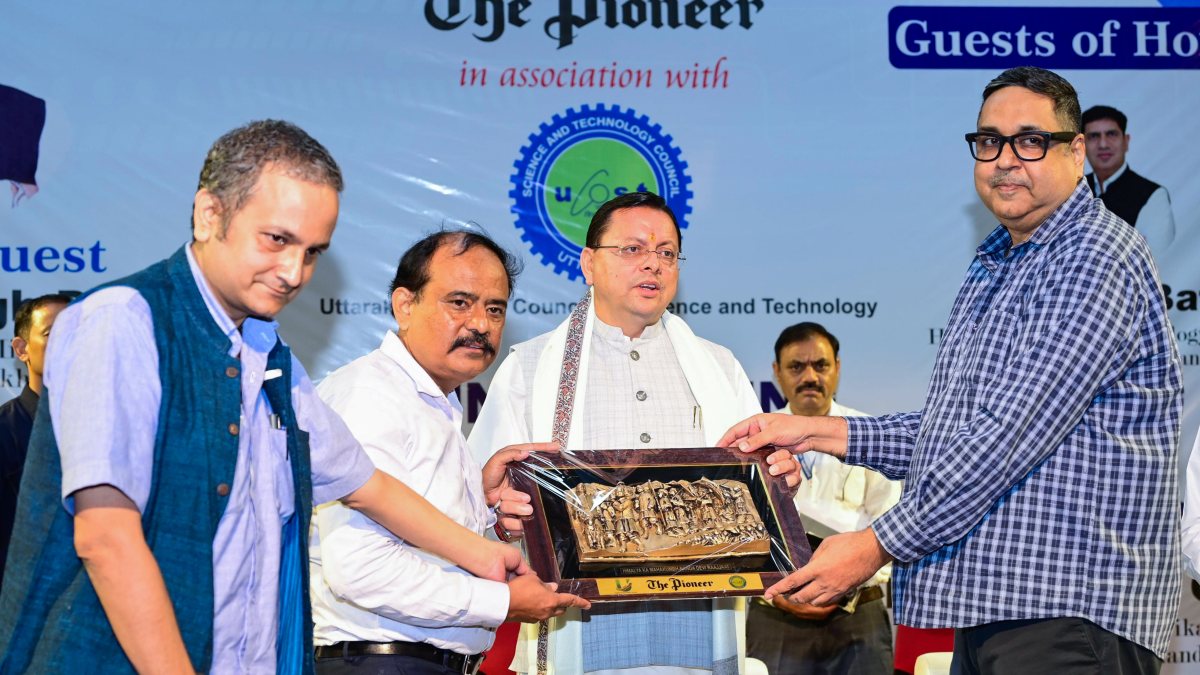 Uttarakhand CM Dhami receives memento at science seminar