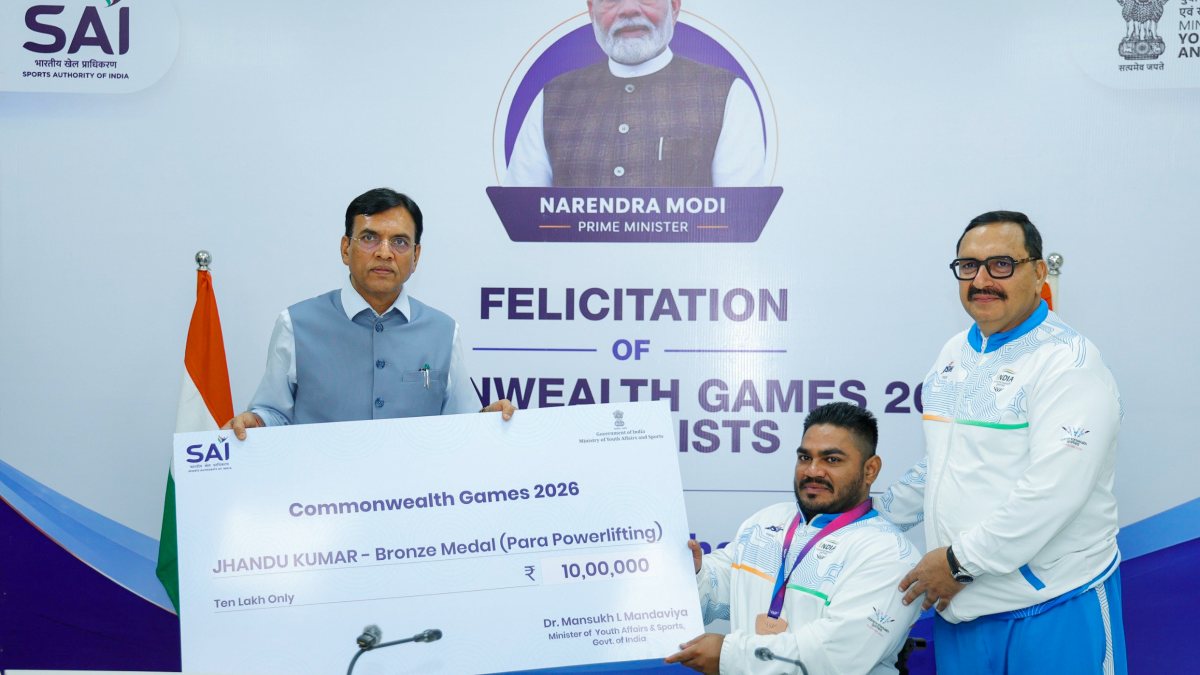 Mansukh Mandaviya felicitates para powerlifter Jhandu Kumar for Commonwealth Games bronze