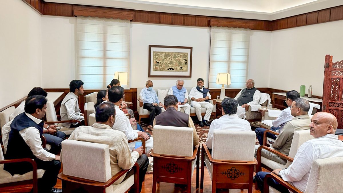 Karnataka CM Shivakumar meets Congress MPs with Kharge in Delhi