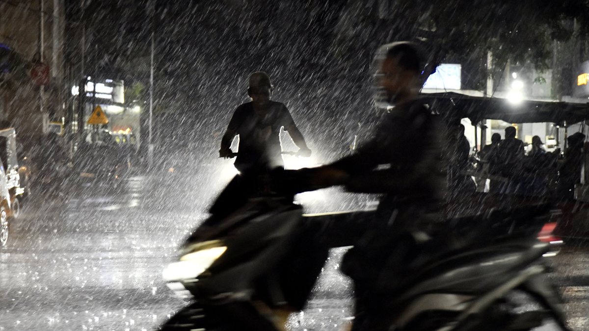 Hyderabad commuters wade through rain-slicked roads
