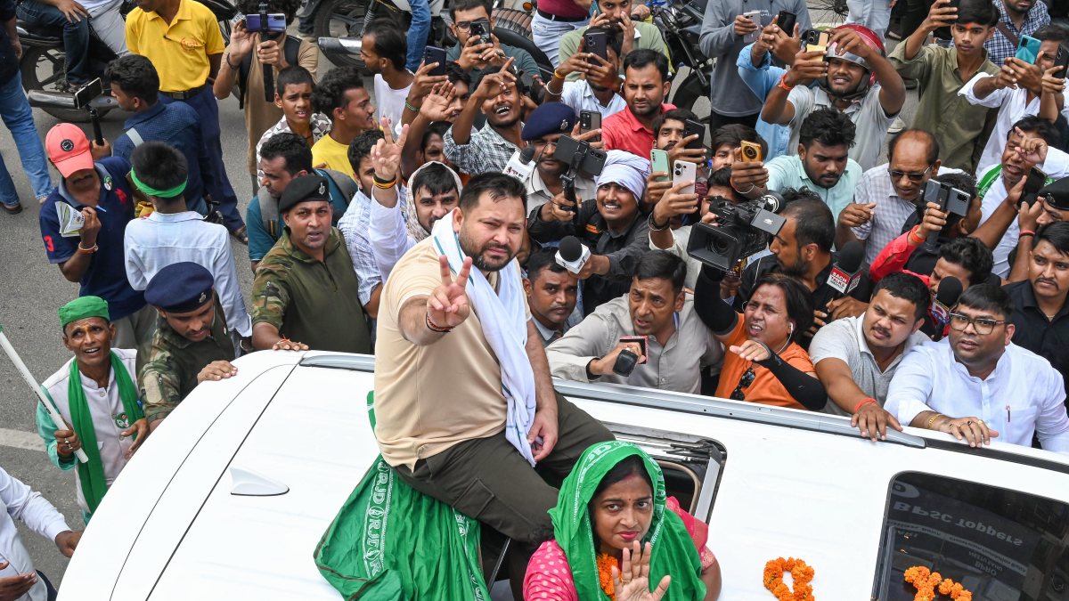 Tejashwi Yadav flashes victory sign at Bankipore bypoll roadshow