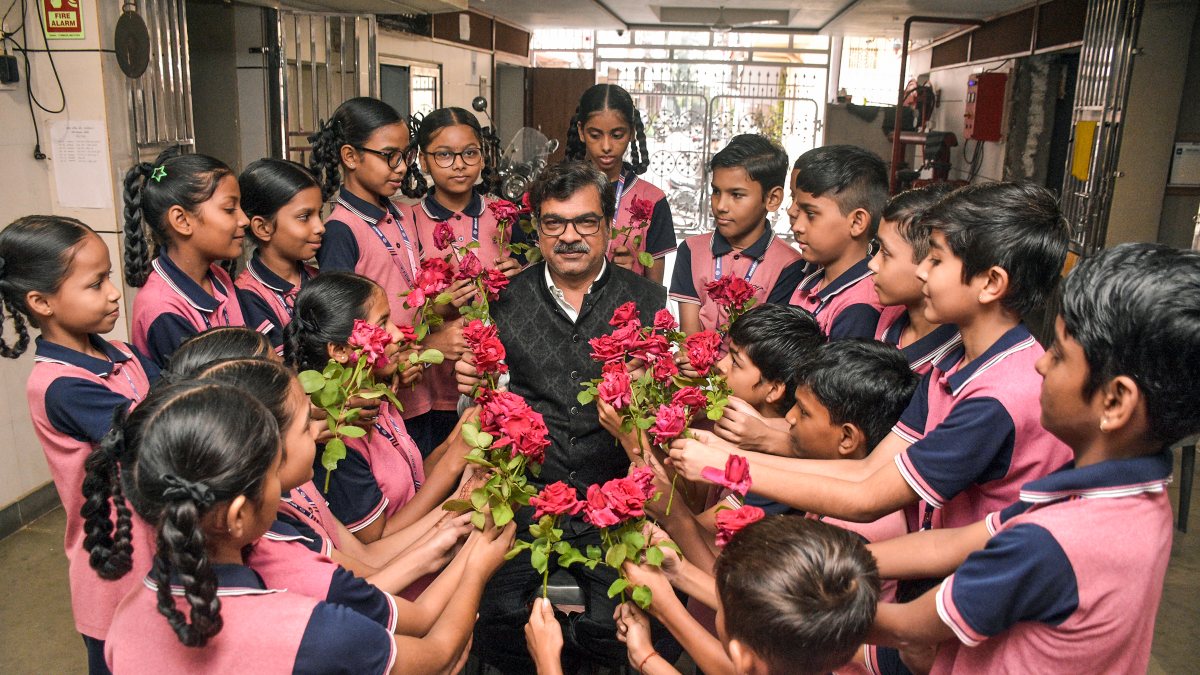 Surat students honour teacher with flowers on Guru Purnima