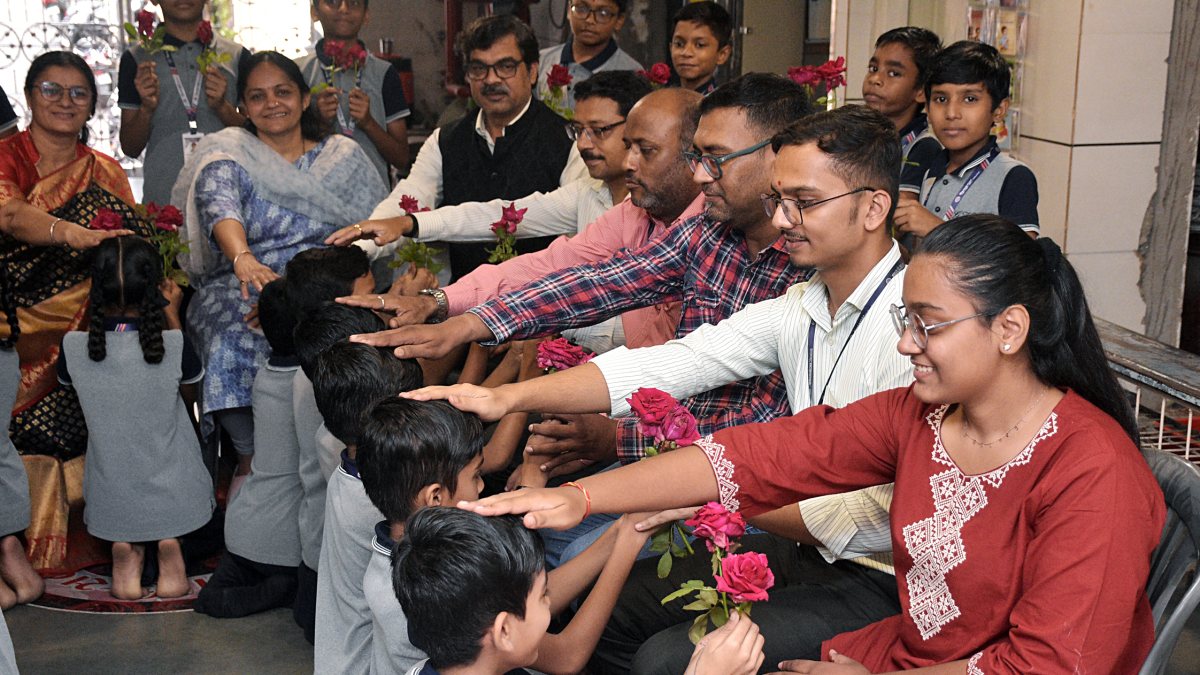Surat students honour teachers with flowers on Guru Purnima