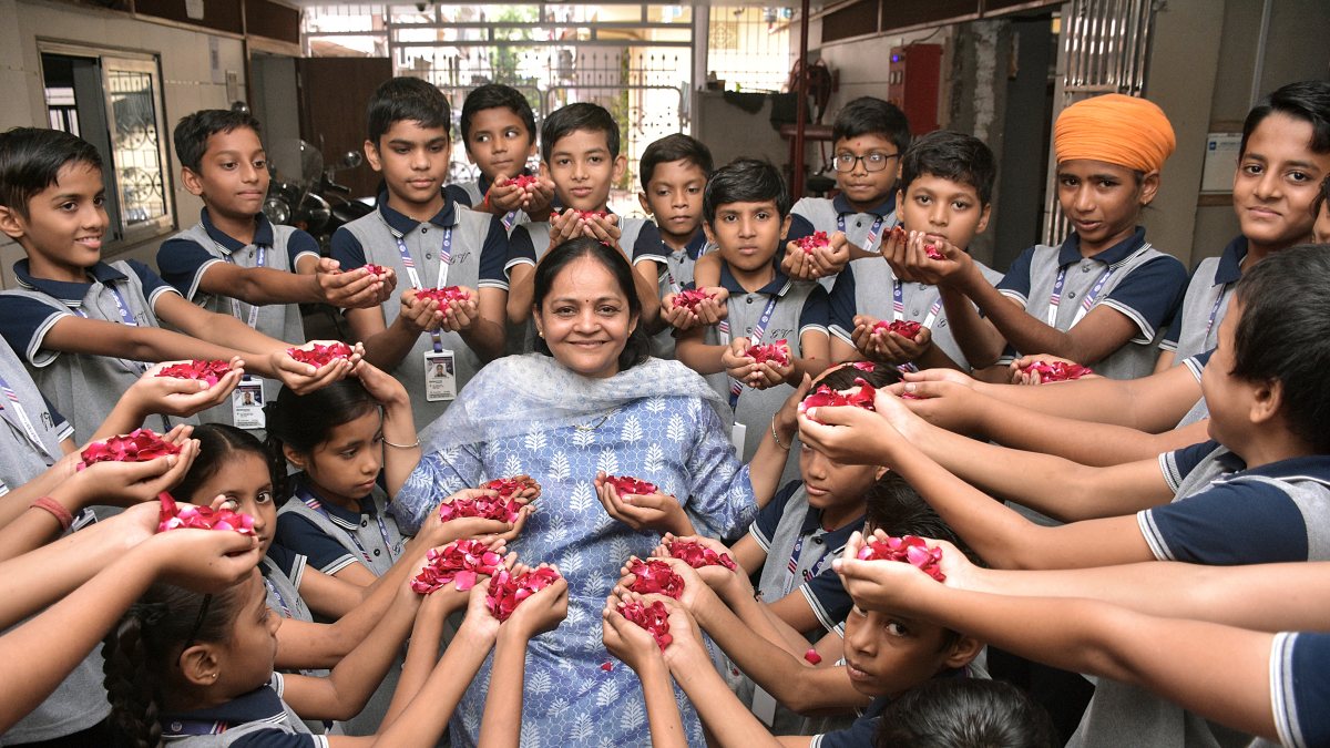 Surat students honour teachers on Guru Purnima