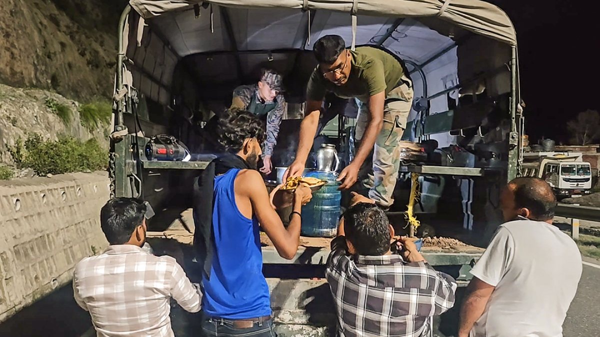 Indian Army distributes meals to stranded travellers on NH-44