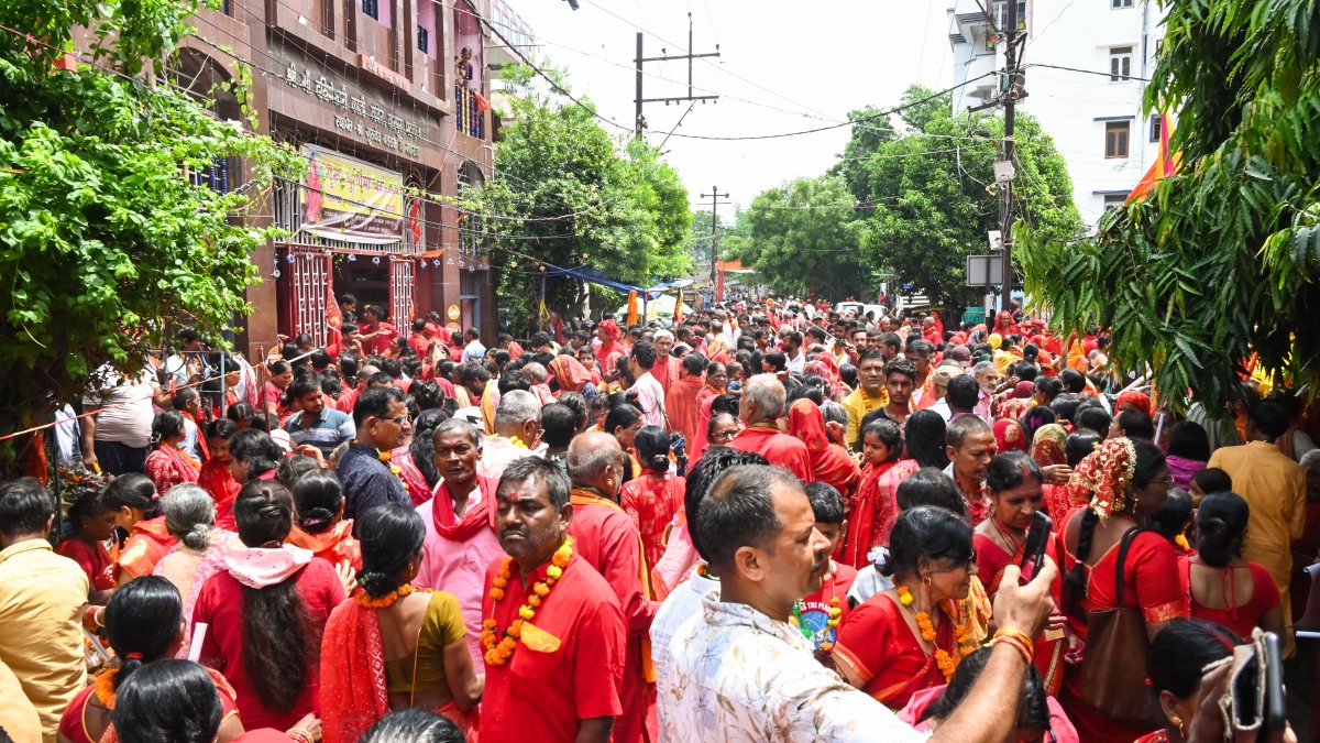 Devotees offer prayers at Patna ashram on Guru Purnima