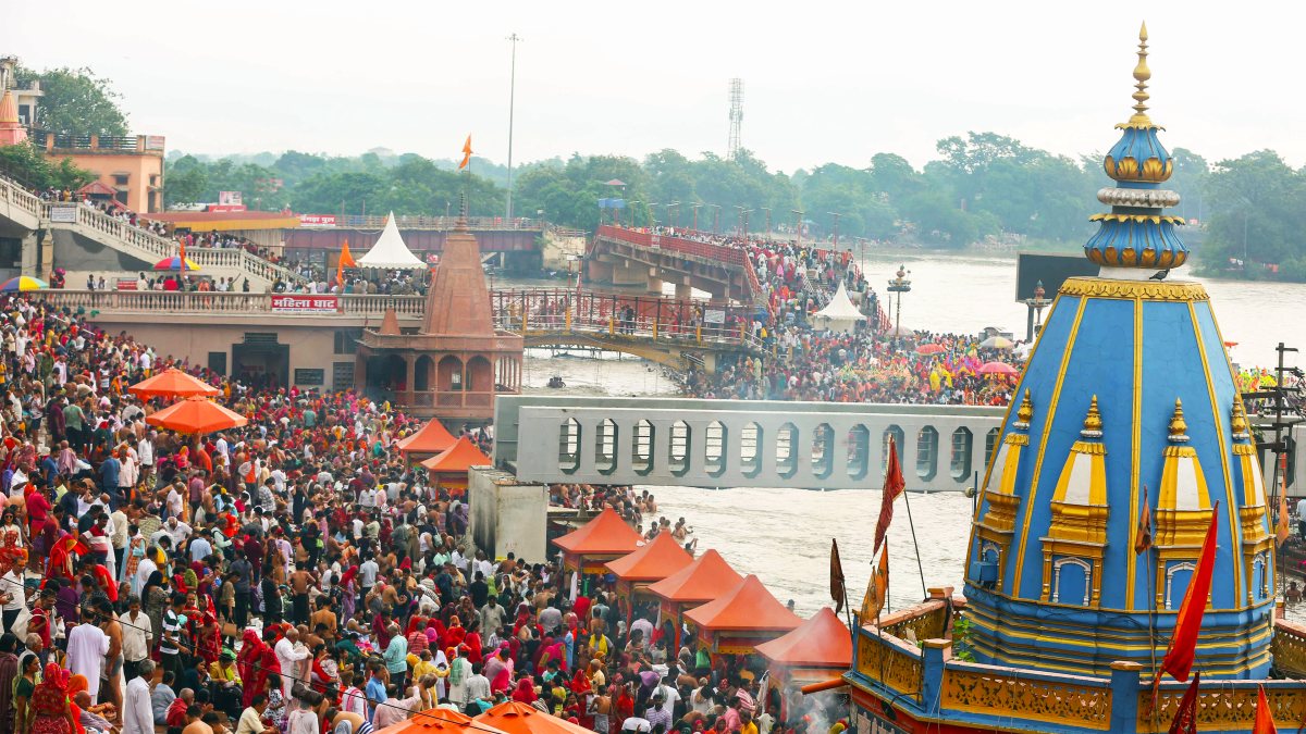 Devotees throng Har Ki Pauri for Guru Purnima holy dip