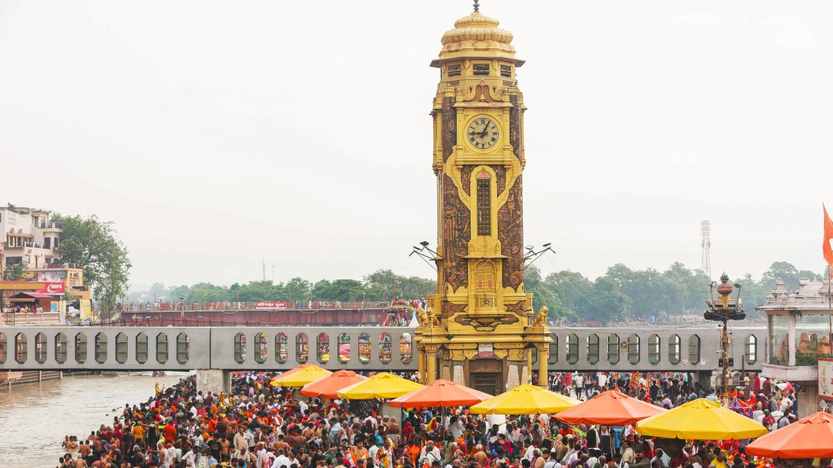 Devotees throng Har Ki Pauri for Guru Purnima holy dip