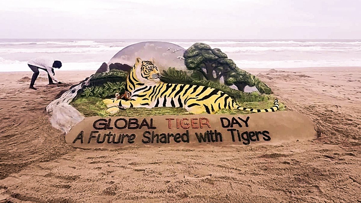 Sudarsan Pattnaik creates sand art for Global Tiger Day