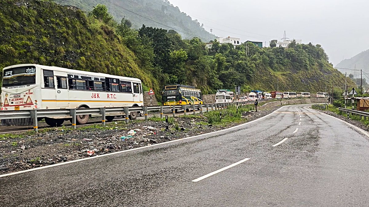 Amarnath yatra convoy crosses Chanderkote amid adverse weather