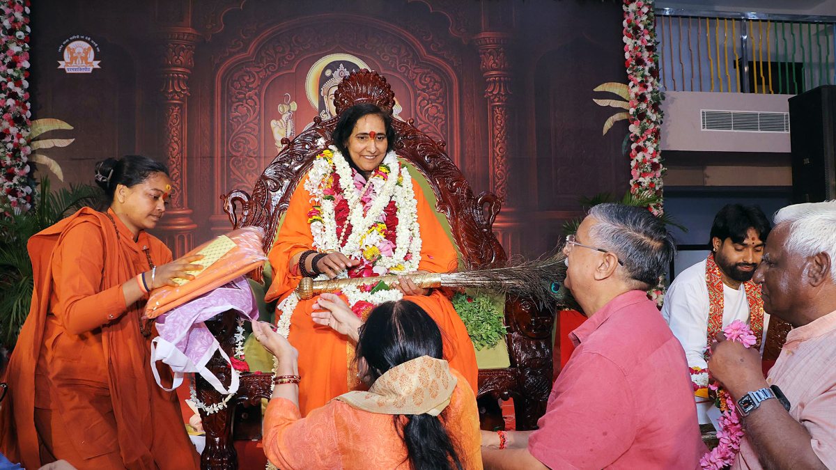Disciples worship Sadhvi Ritambara on Guru Purnima in Vrindavan