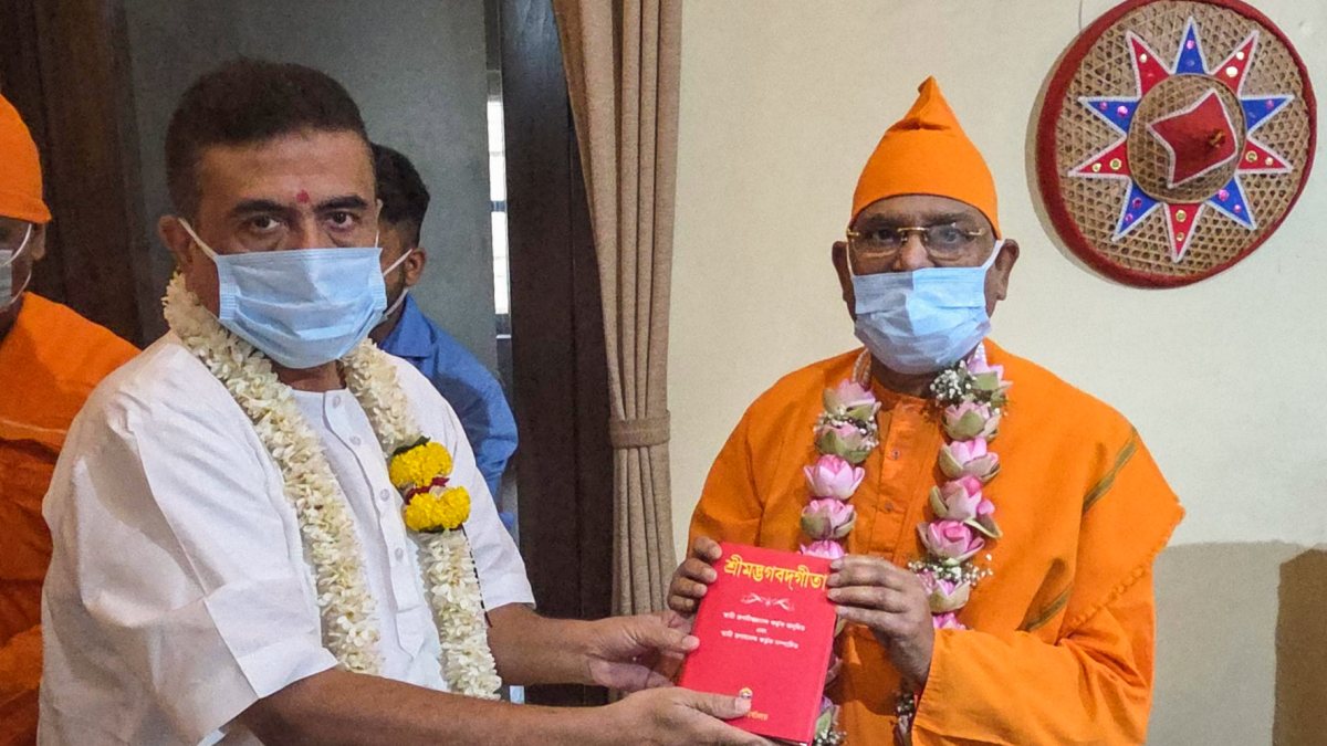 Suvendu Adhikari presented by priest at Belur Math on Guru Purnima