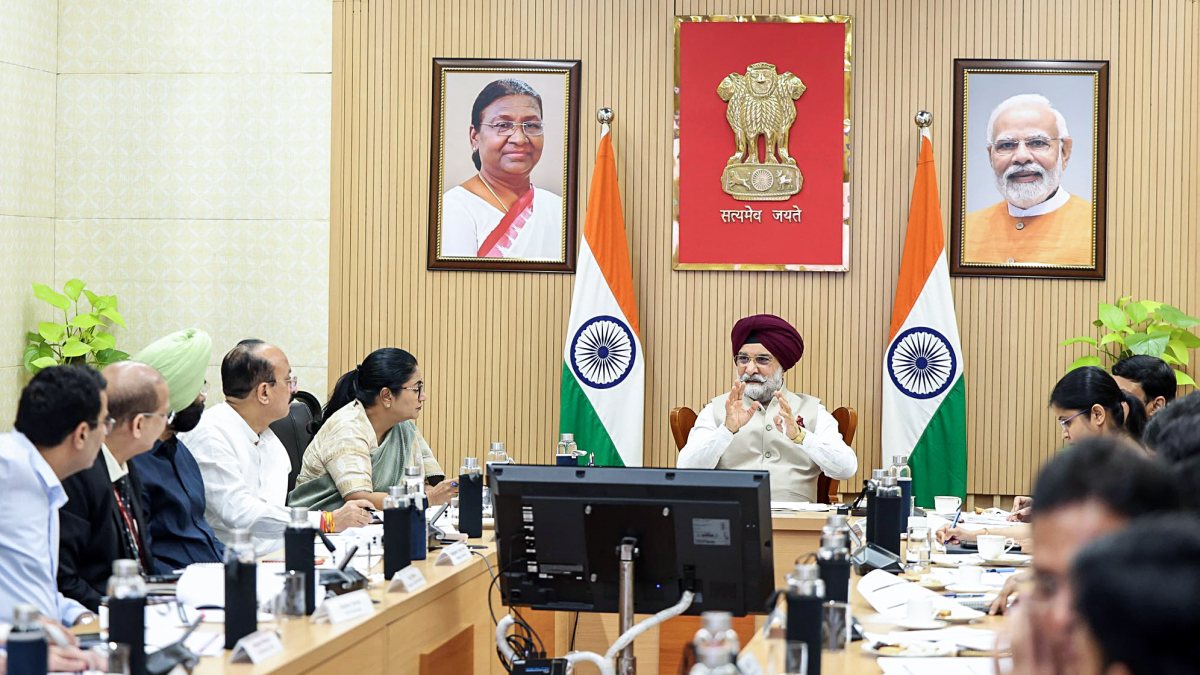 L-G Sandhu reviews deregulation progress with CM Gupta