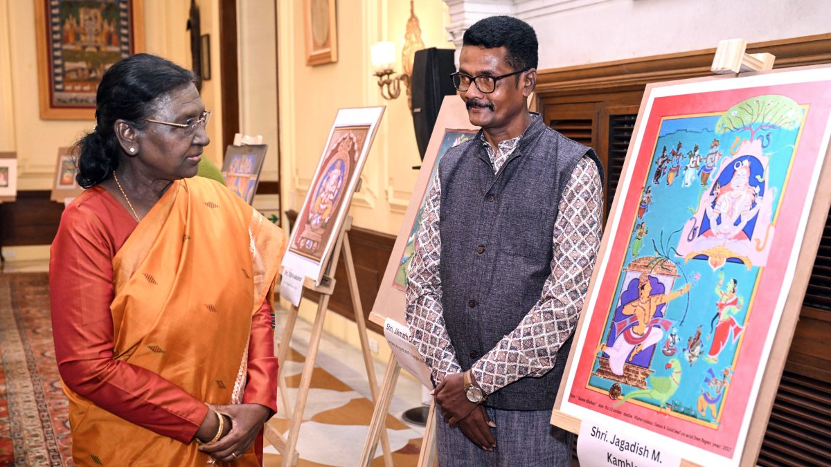 Artist shows artwork to President Murmu at Rashtrapati Bhavan