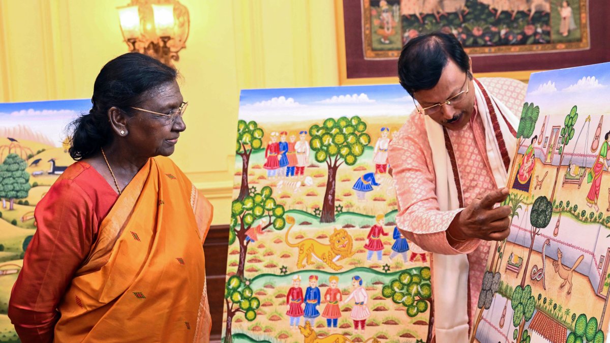 Artist shows artwork to President Murmu at Rashtrapati Bhavan