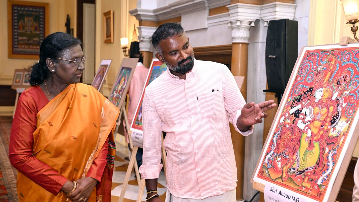 Artist shows artwork to President Murmu at Rashtrapati Bhavan