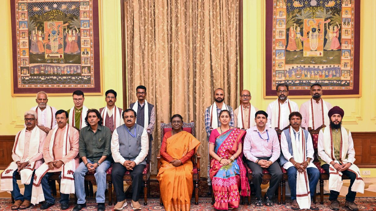 President Murmu poses with traditional artists at Rashtrapati Bhavan