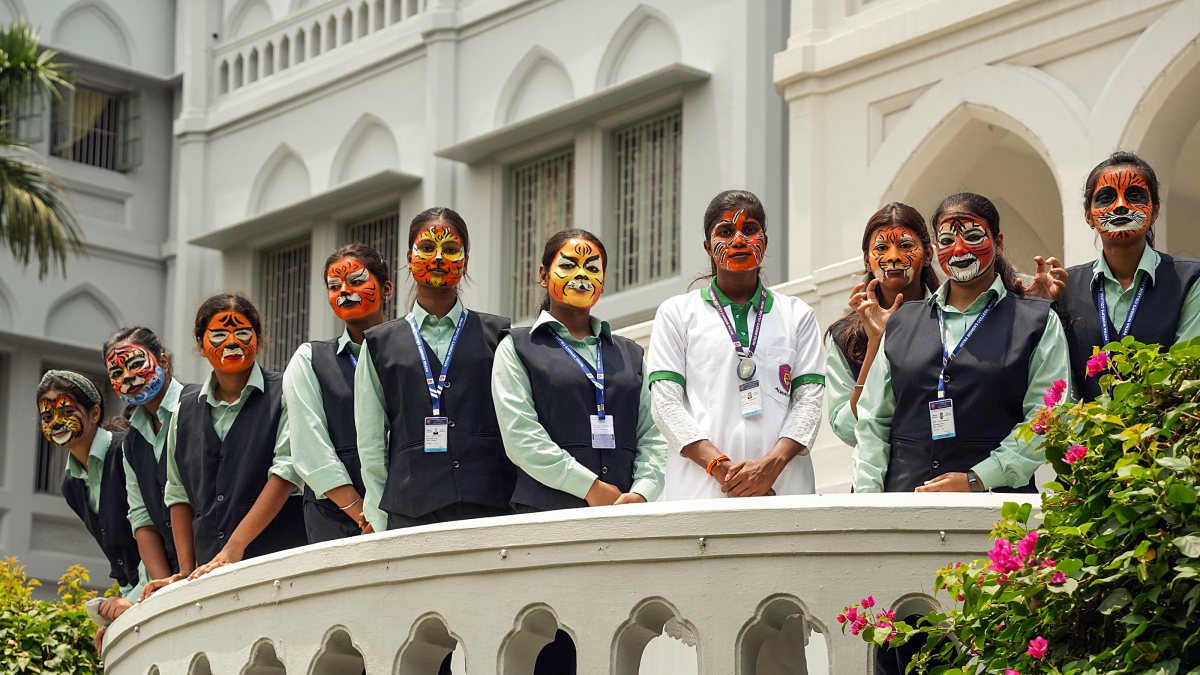 Students paint faces for International Tiger Day at Patna college