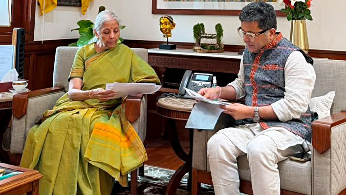 Union textiles minister meets finance minister at Parliament