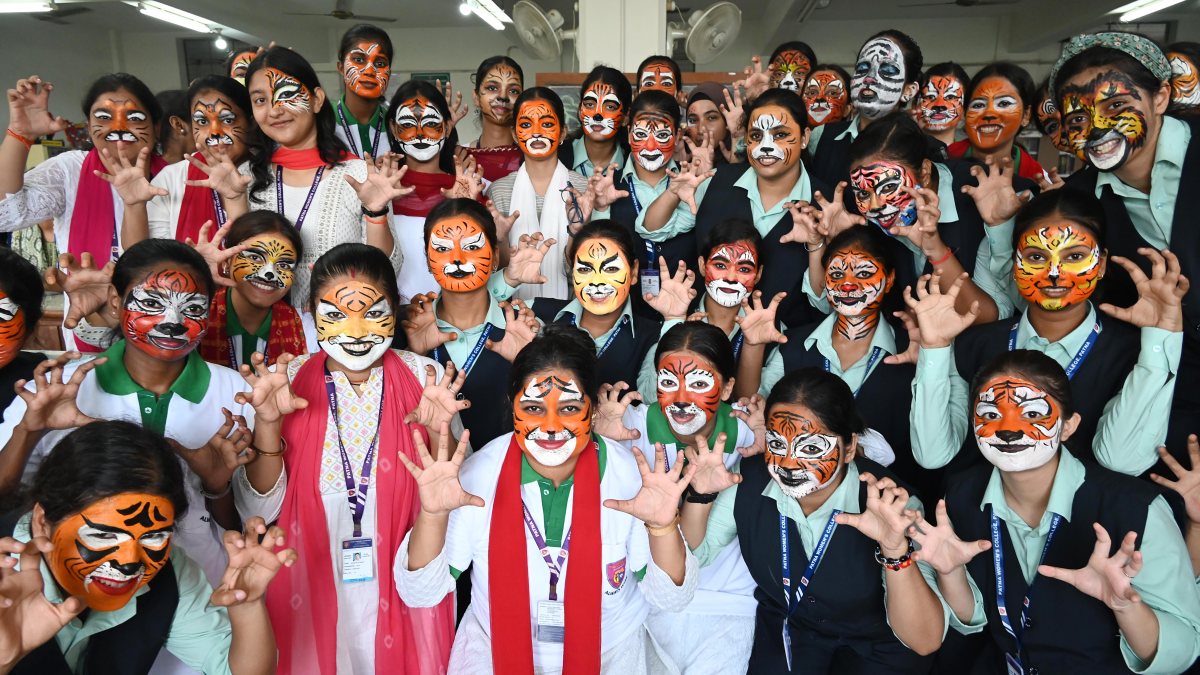 Students paint faces for International Tiger Day at Patna college