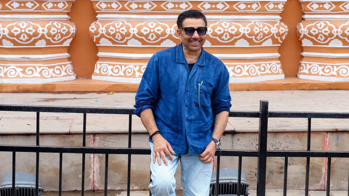 Sunny Deol poses at Hawa Mahal during Batwara 1947 promotion