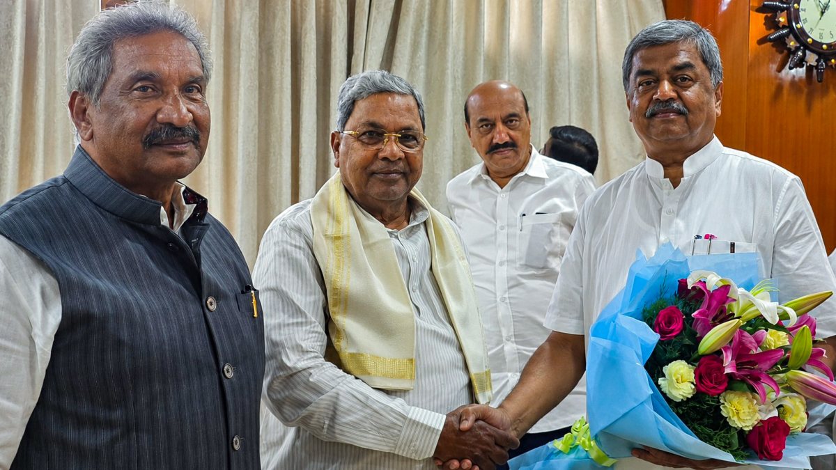 Siddaramaiah meets Hariprasad, extends birthday wishes