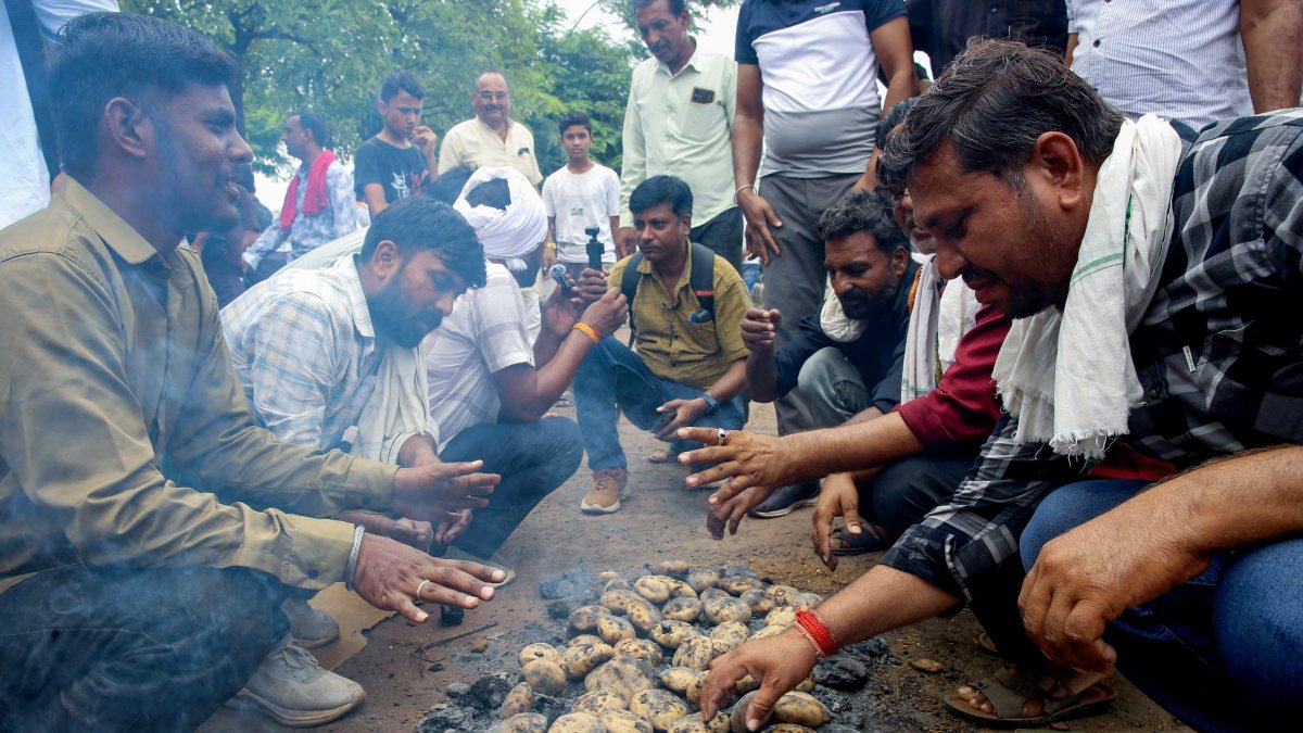 Farmers prepare Bati during MSP protest in Bhopal