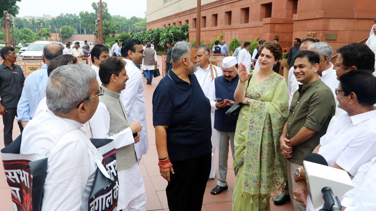 Congress MPs protest at Parliament over police action against CJP demonstrators