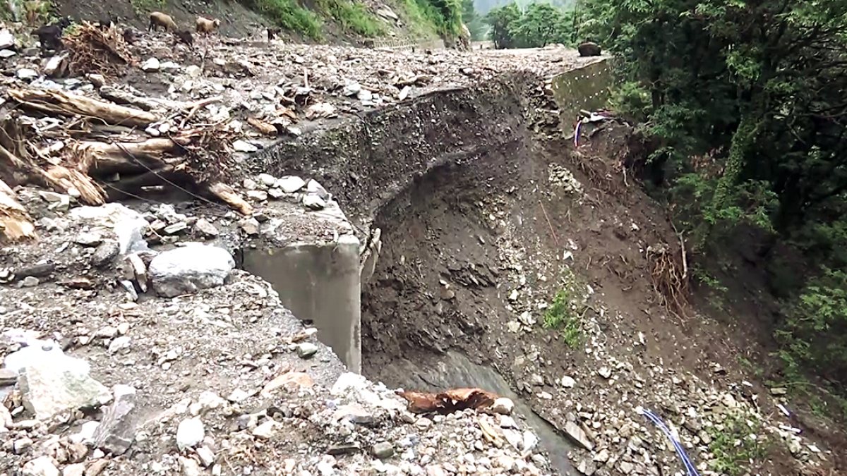 Flash floods damage key BRO road linking Rajouri, Poonch, Kashmir