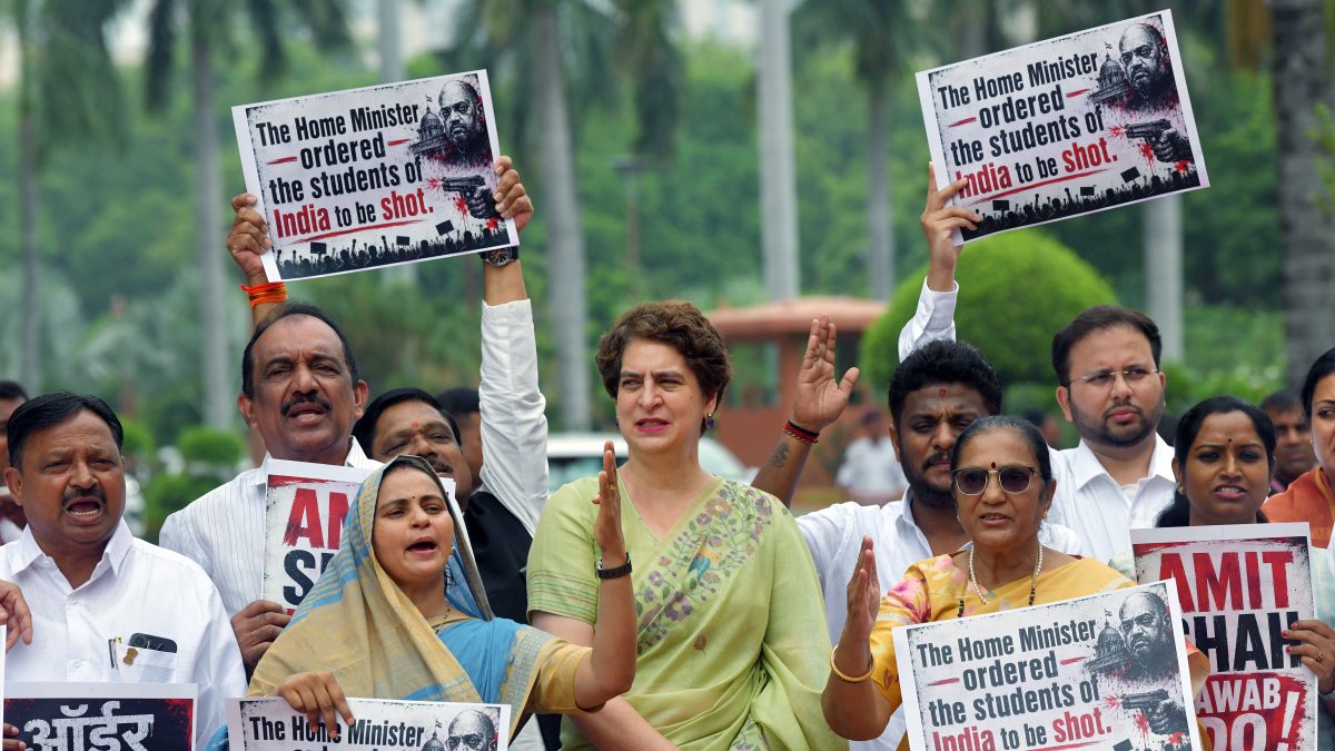 Congress MPs protest at Makar Dwar during Parliament session