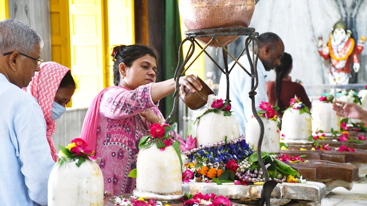 Devotee performs Jalabhishek on Shivalinga on first day of Sawan