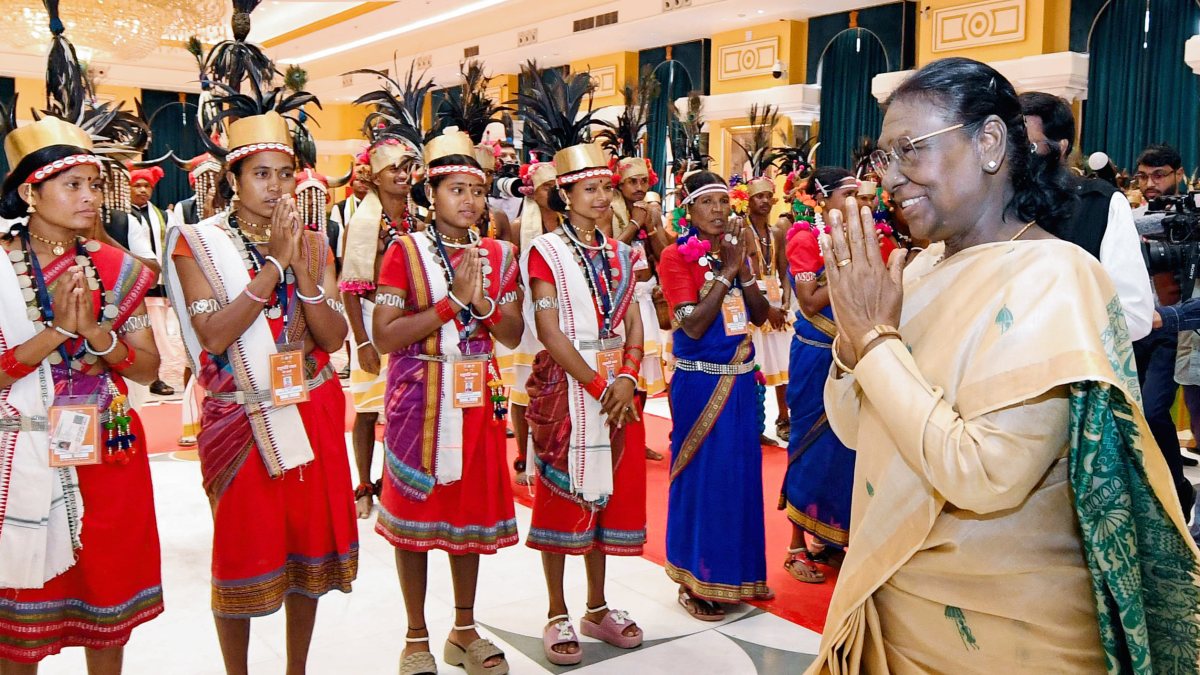 President Murmu meets Bastar Pandum 2026 winners at Rashtrapati Bhavan