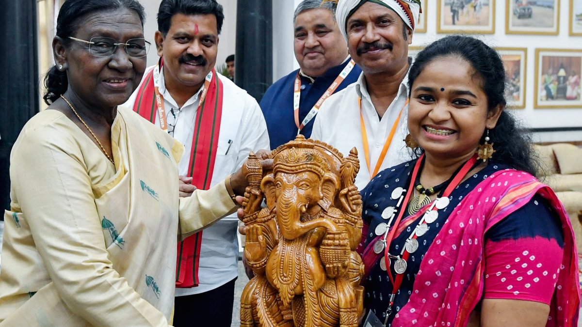 President Murmu meets Bastar delegation at Rashtrapati Bhavan