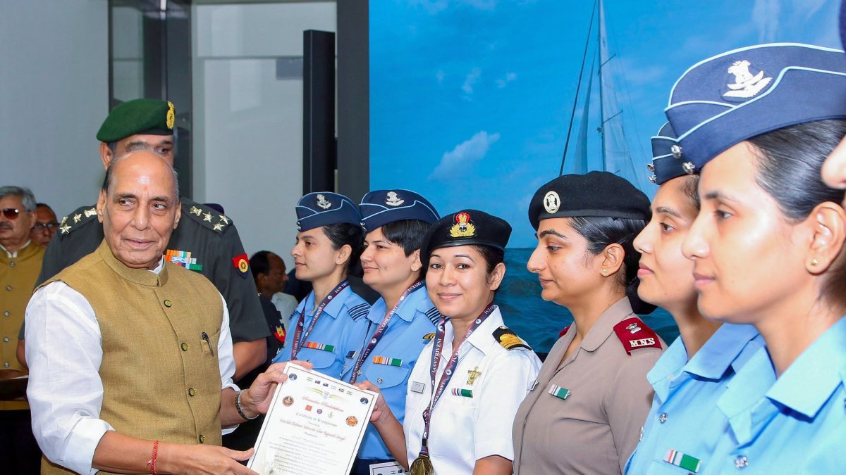 Rajnath Singh honours women officers of Tri-service sailing expedition