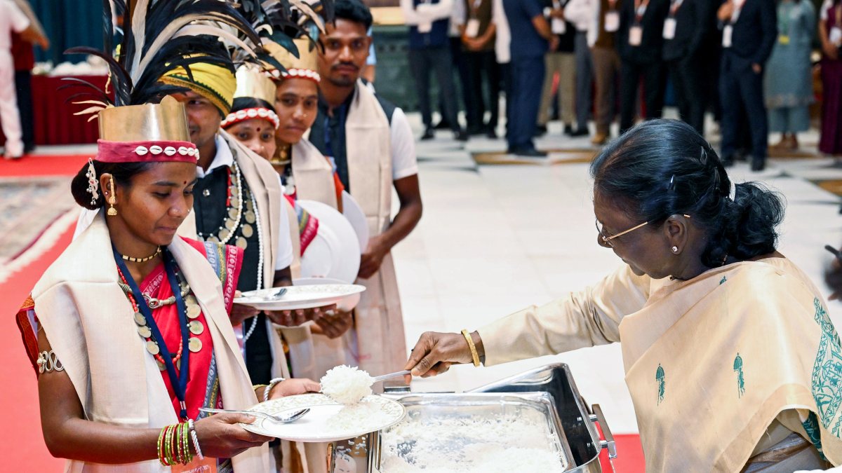 President Murmu serves food to Bastar delegation at Rashtrapati Bhavan