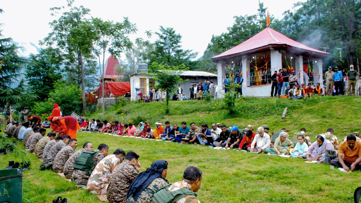 Amarnath pilgrims join langar with security forces in Anantnag