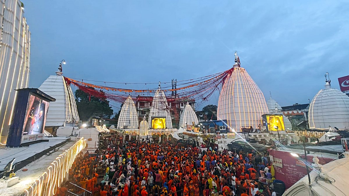 Devotees throng Baba Baidyanath Dham on first day of Sawan