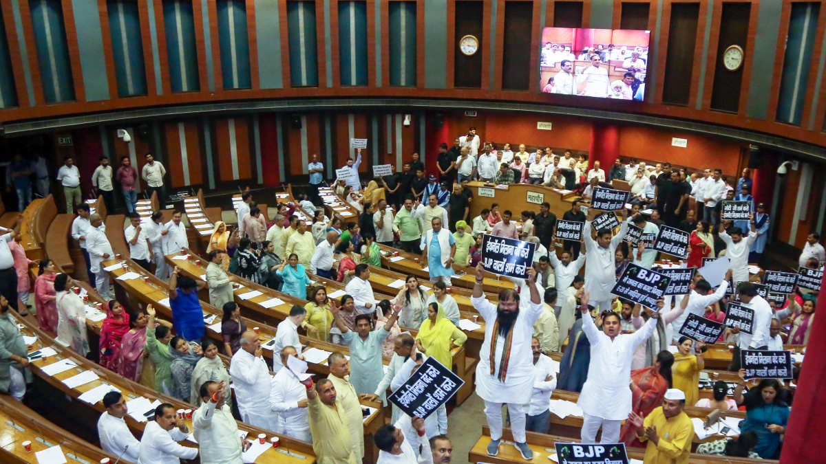 AAP councillors protest E-20 petrol policy at MCD meeting