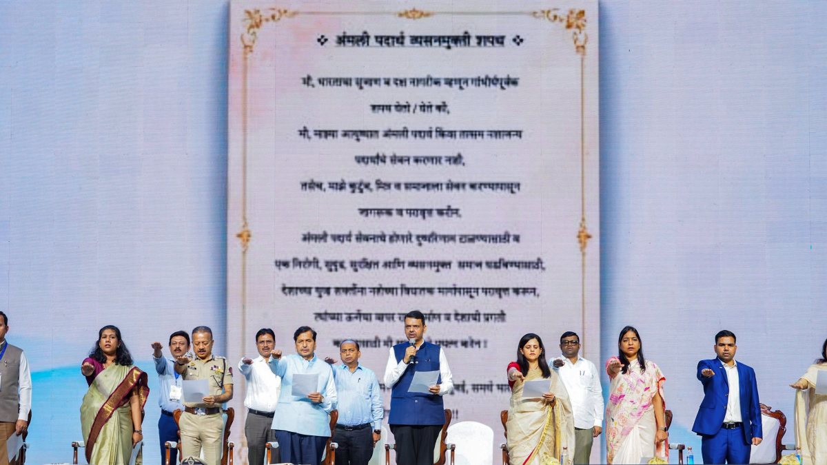 Maharashtra CM Fadnavis takes pledge at Drug Free Mumbai campaign launch