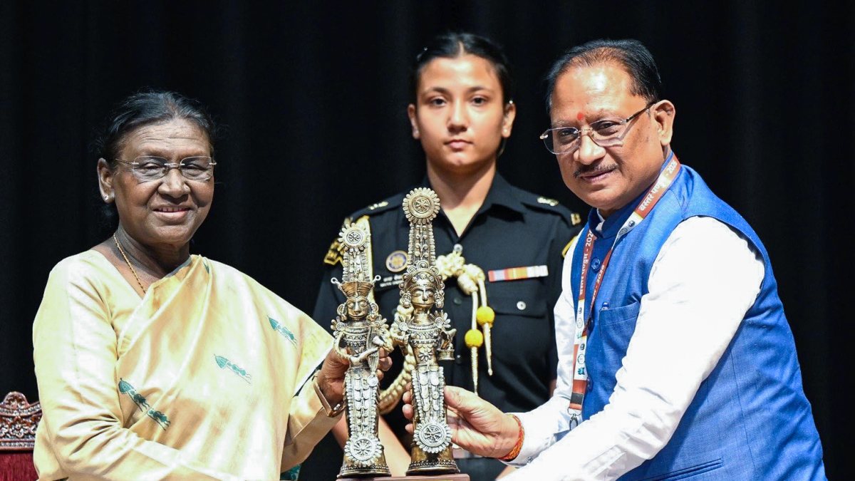 President Murmu felicitates Bastar Pandum 2026 winners in New Delhi