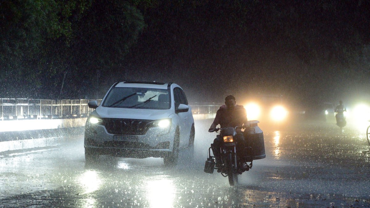 Heavy rain lashes Jalandhar, commuters navigate waterlogged roads