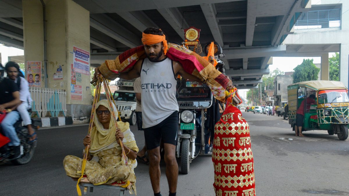 Man carries grandmother in Kanwar yatra in Haridwar